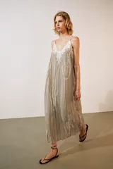 Vestido largo de viscosa color gris verdoso, con escote en pico, tirantes finos ajustables y detalles de bordados contrastantes en el cuerpo.