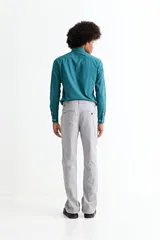 Pantalón de hombre color naranja quemado, de corte recto y tiro medio.