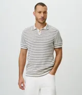 Camisa polo de punto para hombre, con diseño a rayas horizontales, cuello camisero, manga corta y cierre frontal parcial con botones.