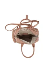 Mochila de nylon color rosa pálido, con asas superiores y múltiples bolsillos exteriores con cierres metálicos. Presenta un logo circular metálico en el frente y una inscripción pequeña en la parte inferior.