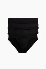 Pack de tres calzoncillos tipo slip de punto con stretch, cintura elástica y parte delantera forrada. Presentan costuras planas para mayor comodidad y tecnología Lycra Xtra Life para mantener la forma.