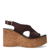 Sandalias de plataforma alta estilo cuña fabricadas en corcho. Presentan tiras cruzadas en el empeine de gamuza color marrón oscuro y cierre mediante pulsera con hebilla metálica al tobillo.