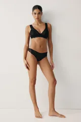 Pack de dos bombachas tipo brazilian de encaje negro, con tiro bajo, cintura en V, refuerzo interior y corte alto atrás.