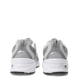 Championes urbanos New Balance modelo 530, color gris con detalles en blanco y negro, confeccionados en malla transpirable y capas superpuestas de material sintético. Cuentan con el logotipo "N" en los laterales y entresuela con tecnología ABZORB.