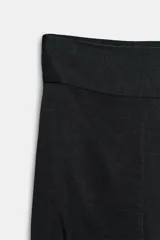 Pantalón de tiro medio confeccionado en hilatura de viscosa, de pierna ancha con pinzas en el delantero y bajo con abertura lateral. Cierre con cremallera oculta en costura.