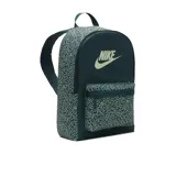 Mochila Nike Heritage color azul con logo bordado en el frente y estampado con el nombre de la marca en el bolsillo inferior.