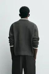 Jersey de corte boxy fit con textura acanalada, cuello redondo y manga larga con acabados en rib.