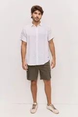 Bermuda cargo de color verde militar, con bolsillos laterales en las piernas y cordón ajustable en la cintura.