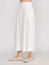 Pantalón palazzo de lino y viscosa, color blanco, de tiro alto y silueta amplia. Presenta pinzas frontales, bolsillos laterales y cierre con botón.