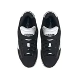 Championes Adidas Grand Court Alpha negros con las tres tiras blancas y suela color crema. Inspirados en el tenis, ideales para uso diario.