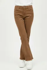 Pantalon tipo jean de corte flare y tiro alto, con ruedo deshilachado y diseño de cinco bolsillos.