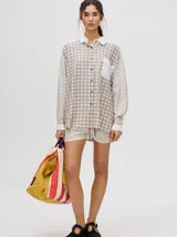 Camisa de manga larga con estampado de círculos color beige y blanco, cuello clásico y bolsillo de parche en el pecho.