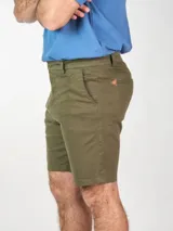 Bermuda color verde militar con bolsillos laterales y traseros con cierre.