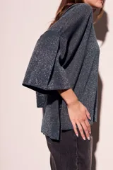 Sweater azul petróleo con lurex plateado, mangas 3/4 acampanadas y corte oversize.