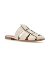 Sandalias tipo mule de cuero color crudo, con diseño de tiras anchas entrelazadas y punta cerrada.