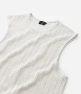 Musculosa de punto calado color blanco, de corte oversized y cuello redondo.