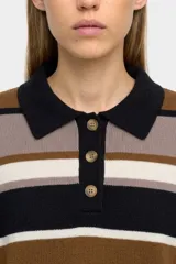 Sweater tejido de punto con cuello tipo polo y cierre frontal de tres botones. Presenta un diseño a rayas horizontales en tonos negro, marrón y blanco.
