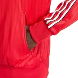 Campera deportiva Adidas Firebird Loose Pinstripes de color rojo, con cuello alto, cierre frontal completo y bolsillos laterales. Presenta el logo de la marca bordado en el pecho y las clásicas franjas laterales en las mangas en color blanco y negro.