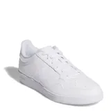 Championes urbanos Adidas modelo Hoops 4.0, de diseño inspirado en el básquet retro. Presentan una silueta baja en color blanco total, confeccionados en cuero sintético con paneles laterales perforados y las icónicas tres tiras de la marca. Cuentan con suela cupsole de goma para mayor tracción y cierre mediante cordones.