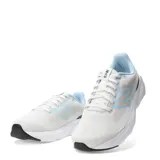 Championes de running New Balance modelo 413 para mujer, color blanco jaspeado con detalles en azul celeste en el forro interior y el logo 'N' lateral. Poseen una suela gruesa blanca y detalles en negro en la puntera y talón.