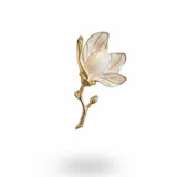 Broche en forma de flor con base metálica dorada y pétalos esmaltados en color blanco perla.