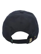 Gorra tipo baseball de canvas engrasado impermeable, color azul navy, con logo bordado tono sobre tono en el panel frontal y forro interior de algodón orgánico.