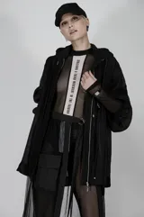 Body de tule con diseño bicolor, confeccionado con mangas largas, cuello redondo y detalle de banda frontal con inscripción impresa.