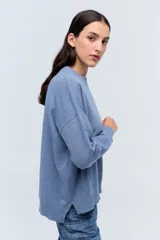 Sweater marrón de tejido de punto realizado en lambswool, con cuello redondo y calce holgado.