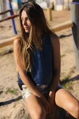 Musculosa de cuero de oveja en color azul metalizado, con cuello a la base y diseño sin mangas de silueta holgada.