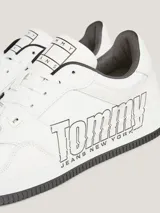 Zapatillas de corte bajo inspiradas en el baloncesto, confeccionadas en piel blanca con detalles en negro. Presentan el logo de Tommy Jeans oversize en el lateral, suela cupsole de goma y perforaciones en la puntera para mayor ventilación.