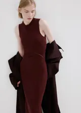 Vestido midi entallado de tejido de punto en color bordó, con cuello redondo y diseño sin mangas.