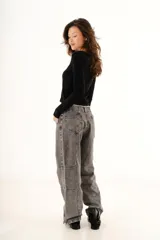 Pantalón de jean azul de corte recto y tiro medio, con costuras decorativas en contraste y bordado exclusivo en la parte frontal.