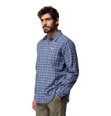 Camisa de manga larga con diseño a cuadros, confeccionada en tejido de franela elástico. Cuenta con cuello clásico, cierre frontal de botones y un bolsillo en el pecho con cierre de botón.