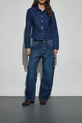 Jean de corte wide leg en color azul oscuro, con diseño de costuras laterales marcadas y tiro medio.