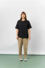 Remerón de algodón color negro, con corte oversize, cuello redondo, mangas cortas amplias y hombros caídos. Presenta una textura sutil en la parte superior delantera.