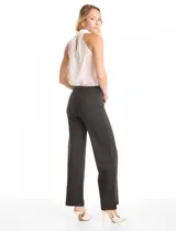 Pantalón de corte wide leg en color gris, con cintura alta y detalle de pretina prolongada con hebilla metálica lateral. Presenta costuras verticales frontales y cierre con gancho interno.