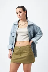 Minifalda color beige estilo cargo, de tiro bajo y corte recto, con bolsillos laterales.