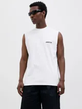 Musculosa blanca de algodón con cuello redondo y corte relajado. Estampa con logo en el pecho.