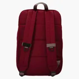 Mochila urbana Merrell de color bordó, confeccionada en poliéster canvas. Cuenta con un compartimento principal con cierre, un bolsillo frontal con dos correas ajustables con hebillas y una cinta horizontal decorativa. Incluye logo de la marca en la parte superior.