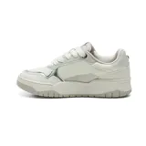 Championes deportivos Via Marte modelo Madisson, color blanco con detalles plateados y suela chunky.