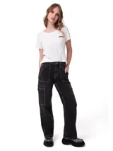 Pantalón cargo de jean gris oscuro con tiro alto, corte relajado, bolsillos laterales con solapa y costuras pespunteadas en contraste.