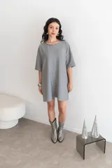 Remerón de manga corta, corte holgado y escote redondo, confeccionado en tejido lurex plateado con brillo.