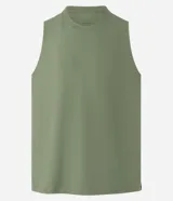 Musculosa básica para hombre de corte recto y cuello redondo, confeccionada en tejido de algodón. Presenta un diseño liso con un pequeño tag decorativo en el bajo.