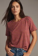 Remera de manga corta con diseño a rayas horizontales en tonos marrón y fucsia, de corte clásico y escote redondo.