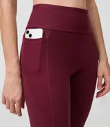 Pantalón legging deportivo Get Over de color bordó, confeccionado en microfibra con cintura alta y pretina ancha. Cuenta con bolsillos laterales y calce ajustado al cuerpo.