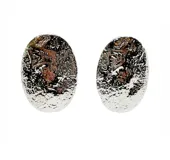 Aros tipo chapón de metal plateado brillante con forma ovalada y textura irregular.