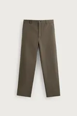 Pantalón straight fit confeccionado en tejido compacto de algodón con estructura twill de color verde militar, bolsillos frontales y traseros de vivo con botón.