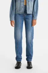 Jean de corte recto y tiro alto, confeccionado en denim de algodón con lavado azul medio y efecto desgastado.