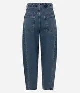 Pantalón de jean estilo balloon con cintura alta, corte amplio en cadera y piernas con ajuste leve en la botamanga. Presenta cierre frontal con botón, pasantes para cinturón y bolsillos funcionales.