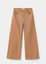 Pantalón jeans estilo wide leg de tiro medio color marrón claro, con diseño suelto, trabillas para cinto, cinco bolsillos y detalles de costuras en la cadera.